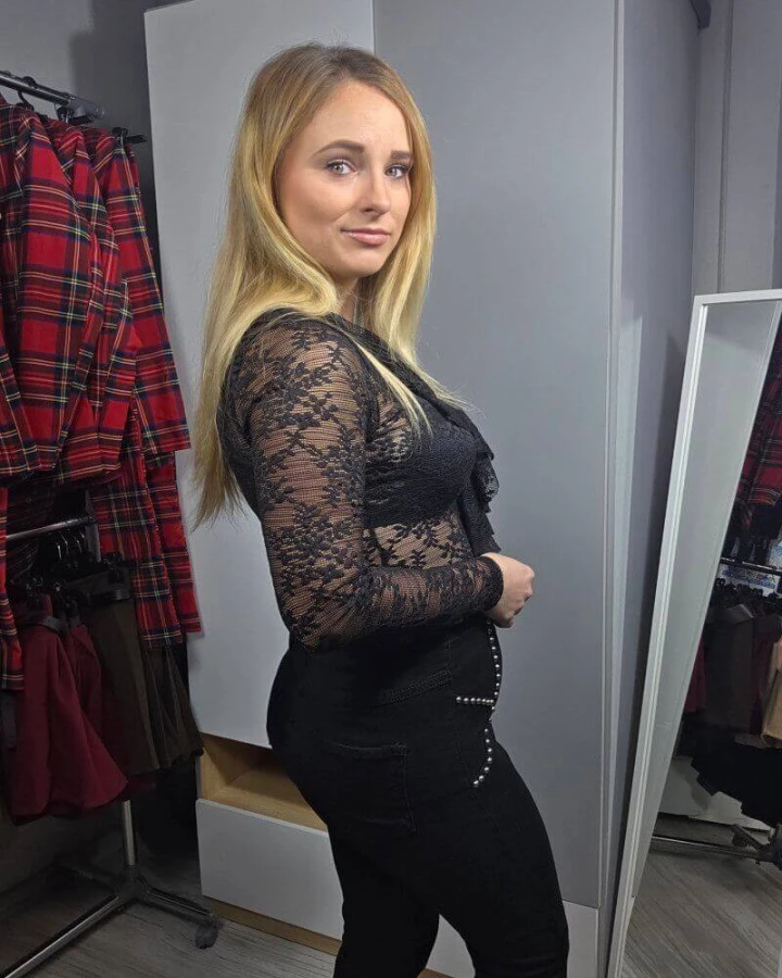 Koronkowe body z falbanką - eleganckie i zmysłowe