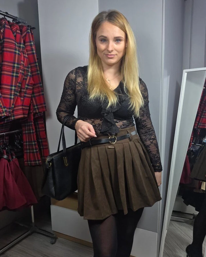 Eleganckie spódniczko-spodenki z efektownym paskiem