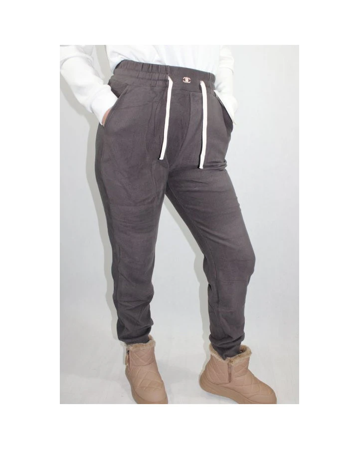 Spodnie dresowe bawełniane z naszywką – wygoda i styl na co dzień