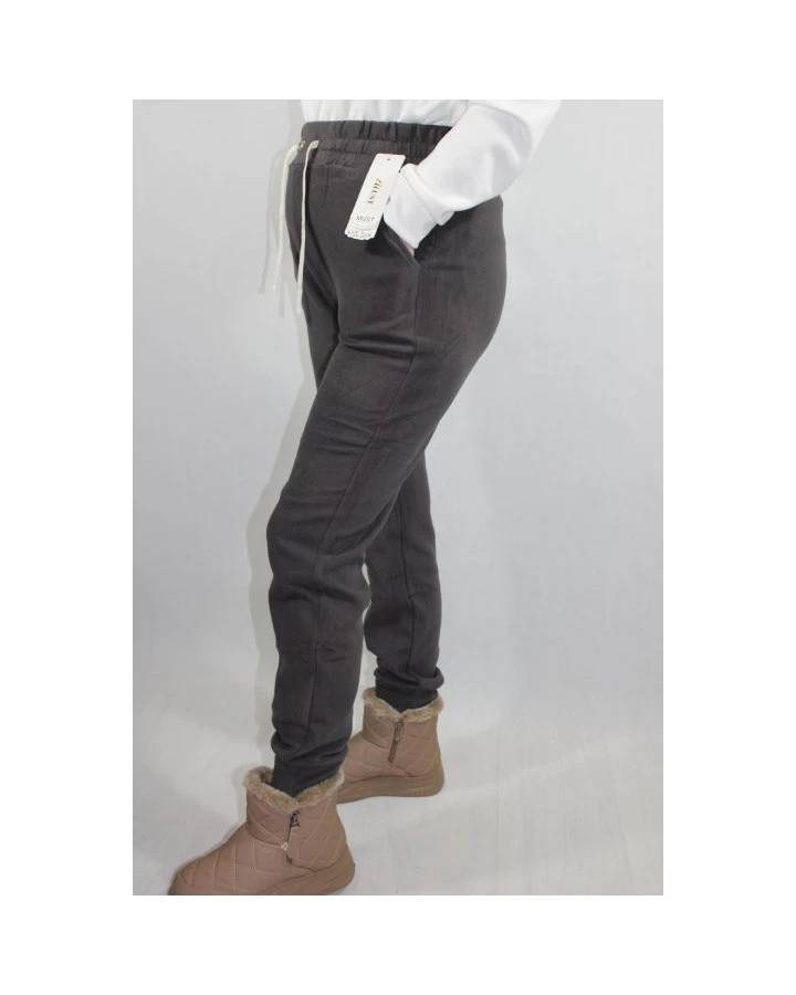 Spodnie dresowe bawełniane z naszywką – wygoda i styl na co dzień