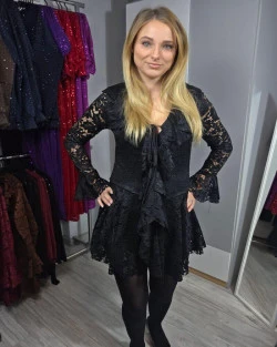 Koronkowy kombinezon z falbanami