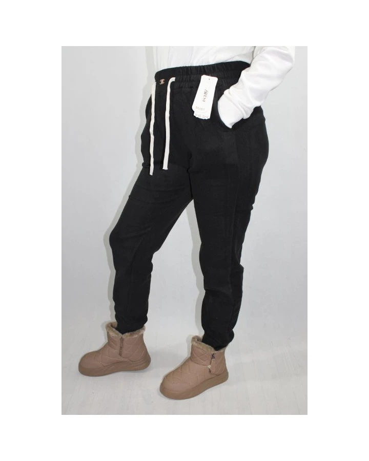 Spodnie dresowe bawełniane z naszywką – wygoda i styl na co dzień