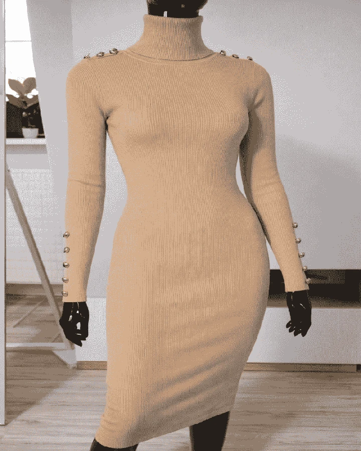 Prążkowana sukienka z golfem i guzikami