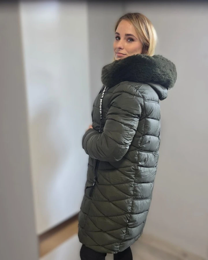 Zielona kurtka damska zimowa z futrem – modna i ciepła