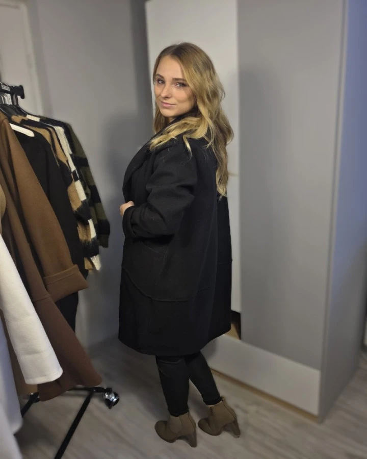 Lekki płaszcz damski oversize z kieszeniami – modny płaszcz na jesień | IdeaFashion