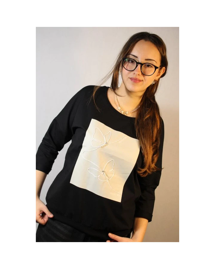 Czarna bawełniana bluzka damska z motylami i perełkami – modna i wygodna
