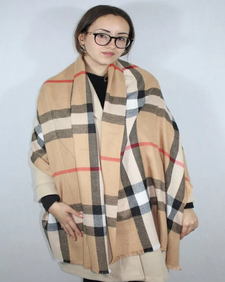 Stylowy szalik w kratkę | Modny dodatek na chłodne dni