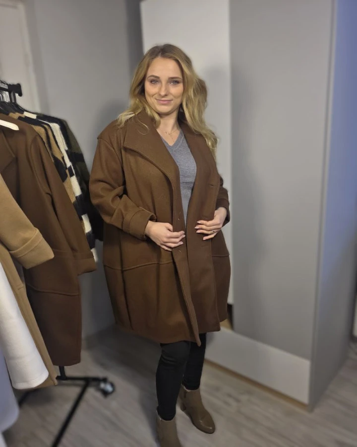 Lekki płaszcz damski oversize z kieszeniami – modny płaszcz na jesień | IdeaFashion