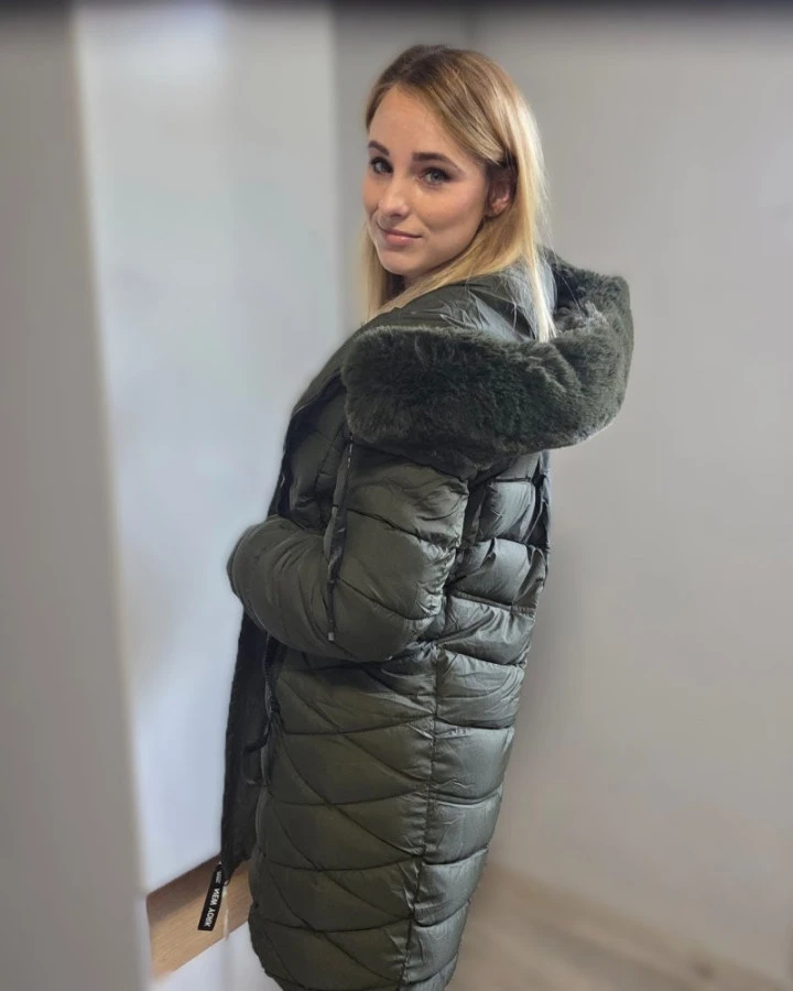 Zielona kurtka damska zimowa z futrem – modna i ciepła
