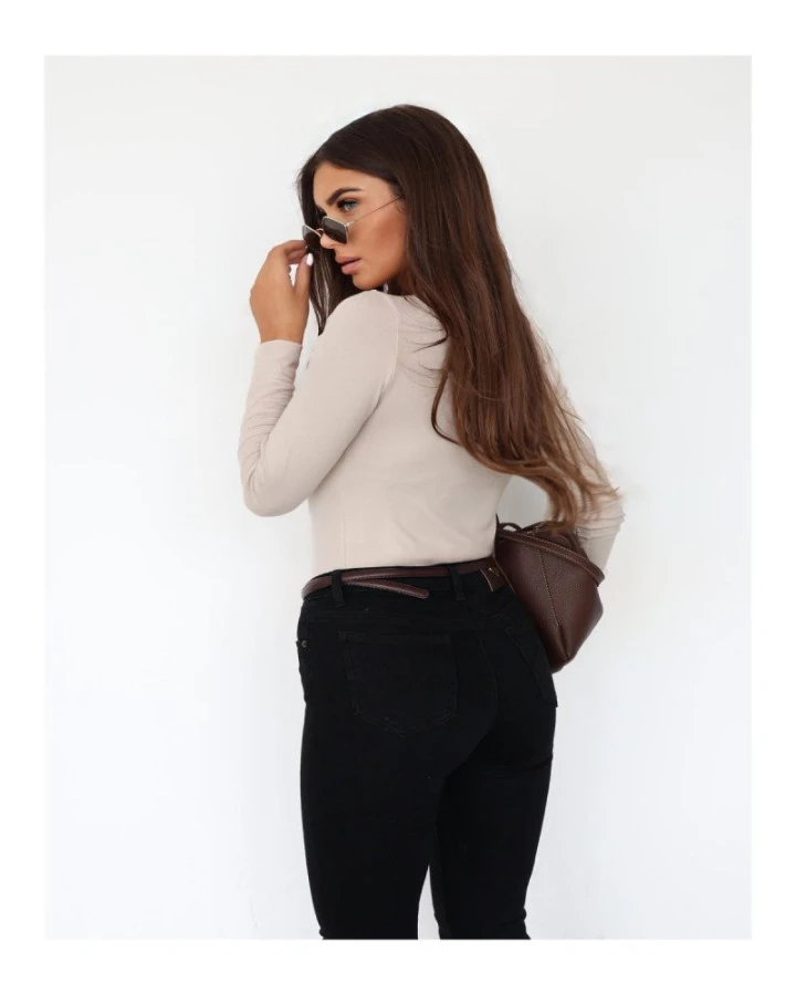 Dopasowane body z długim rękawem – klasyczny basic do każdej stylizacji