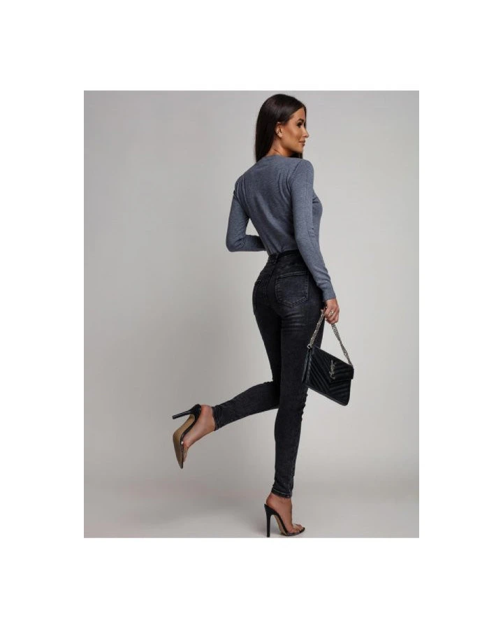 Dopasowana bluzka z długim rękawem - klasyczny basic na każdą okazję