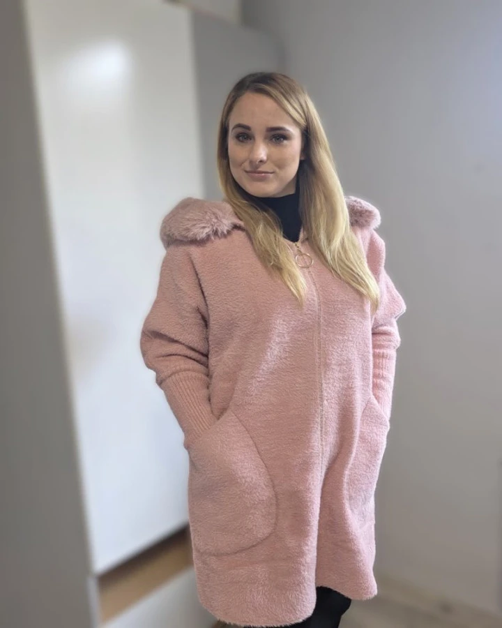 Różowy płaszcz alpaka z kapturem i futerkiem – modny płaszcz damski na jesień i zimę