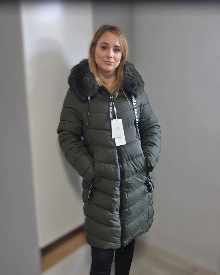 Zielona kurtka damska zimowa z futrem – modna i ciepła