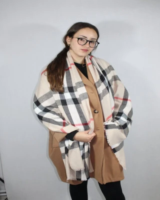 Stylowy szalik w kratkę | Modny dodatek na chłodne dni