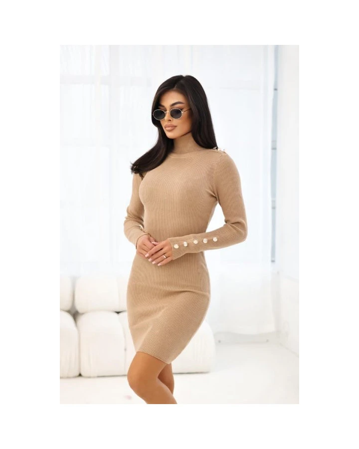 Prążkowana sukienka z golfem i guzikami