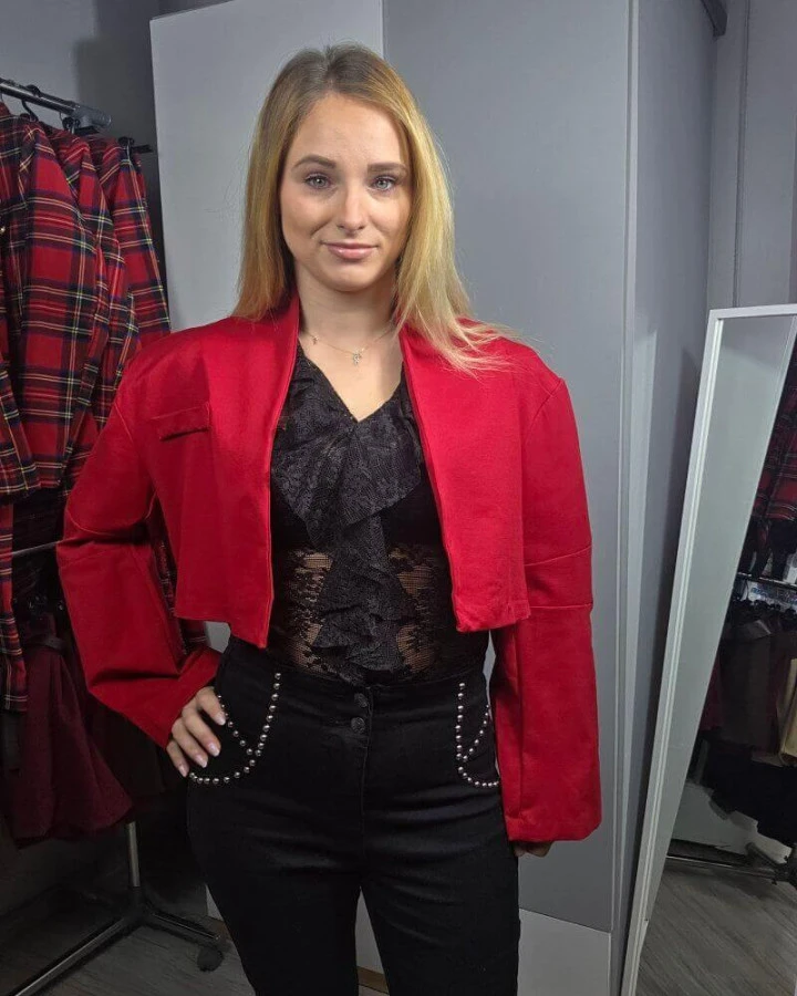 Koronkowe body z falbanką - eleganckie i zmysłowe