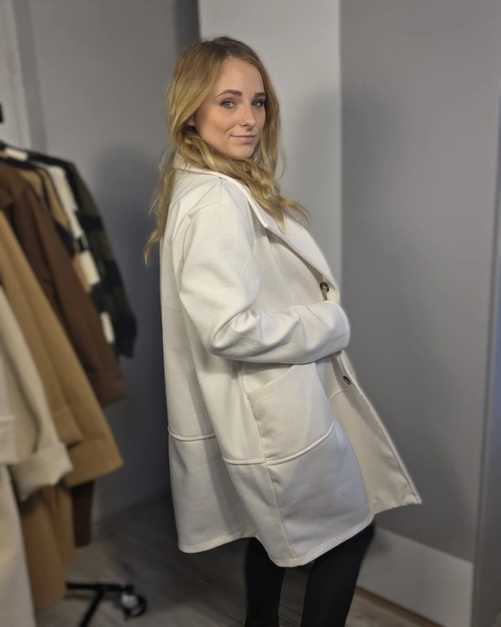 Lekki płaszcz damski oversize z kieszeniami – modny płaszcz na jesień | IdeaFashion