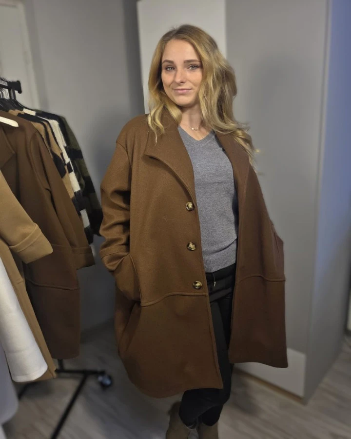 Lekki płaszcz damski oversize z kieszeniami – modny płaszcz na jesień | IdeaFashion