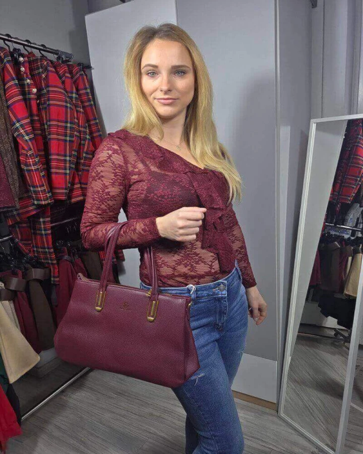 Koronkowe body z falbanką - eleganckie i zmysłowe