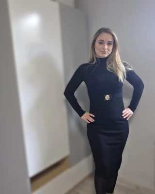 Sukienka prążkowana z ozdobną klamrą w pasie - elegancka i kobieca