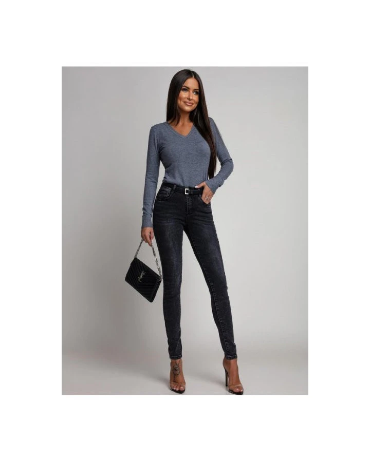 Dopasowana bluzka z długim rękawem - klasyczny basic na każdą okazję