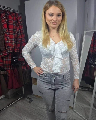 Koronkowe body z falbanką - eleganckie i zmysłowe