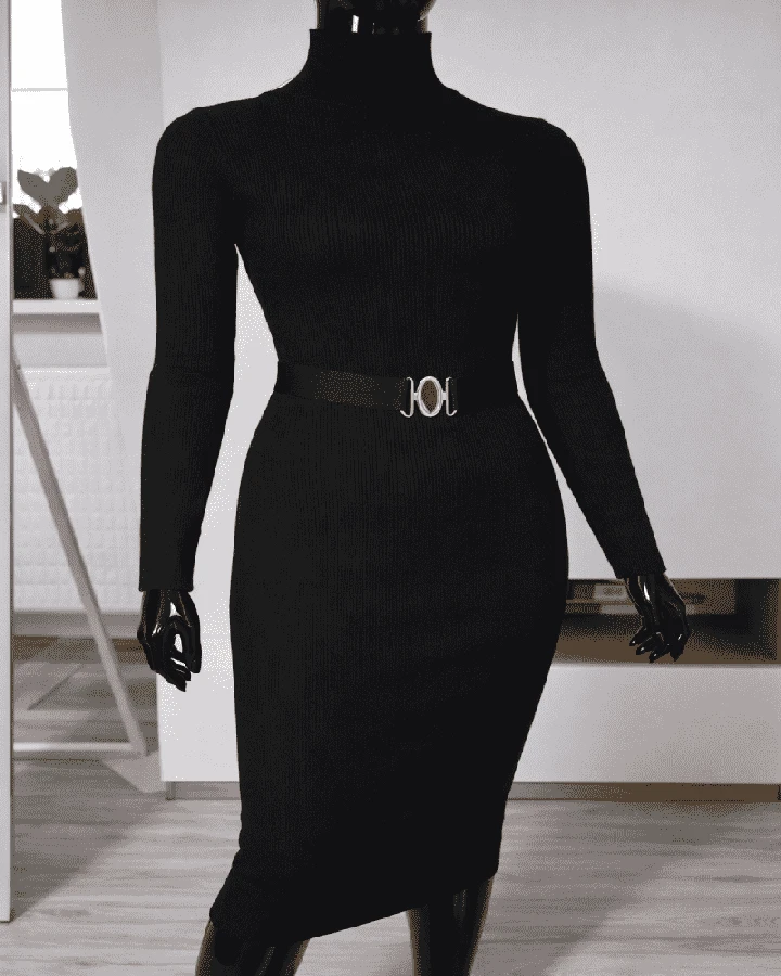 Sukienka prążkowana z ozdobną klamrą w pasie - elegancka i kobieca