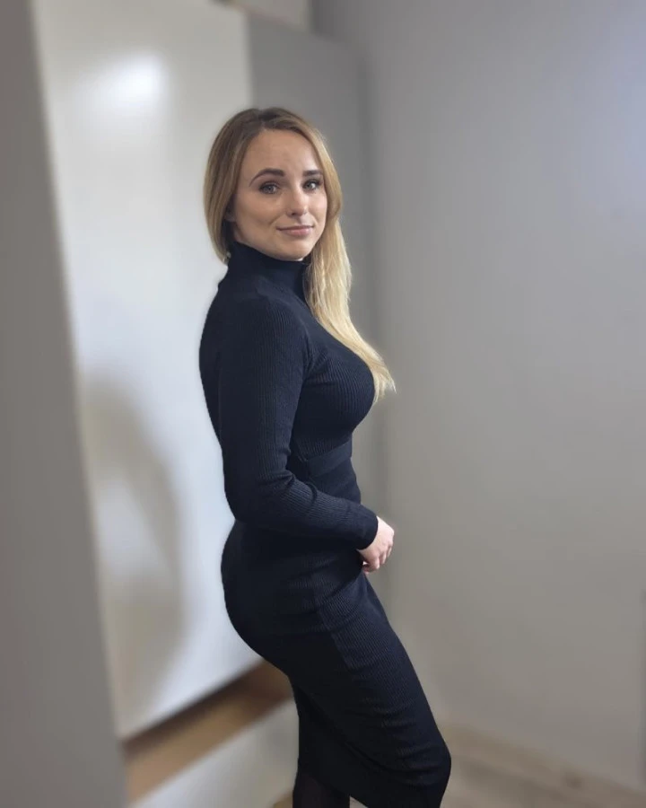 Sukienka prążkowana z ozdobną klamrą w pasie - elegancka i kobieca