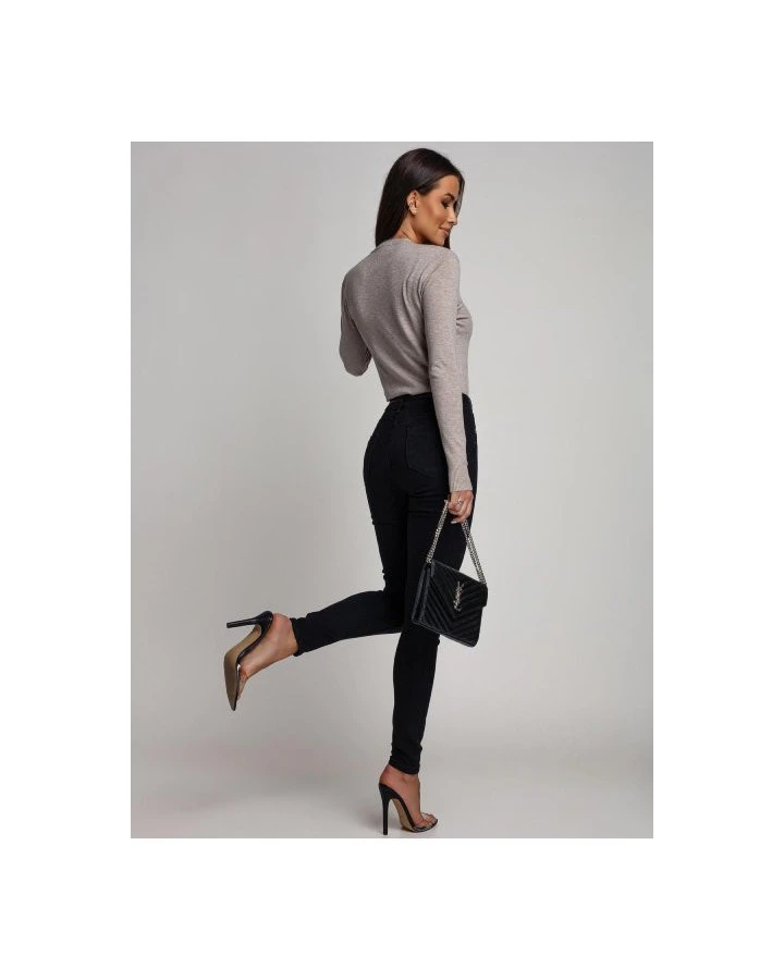 Dopasowana bluzka z długim rękawem - klasyczny basic na każdą okazję