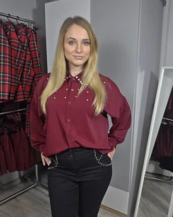 Koszula z perłowymi zdobieniami