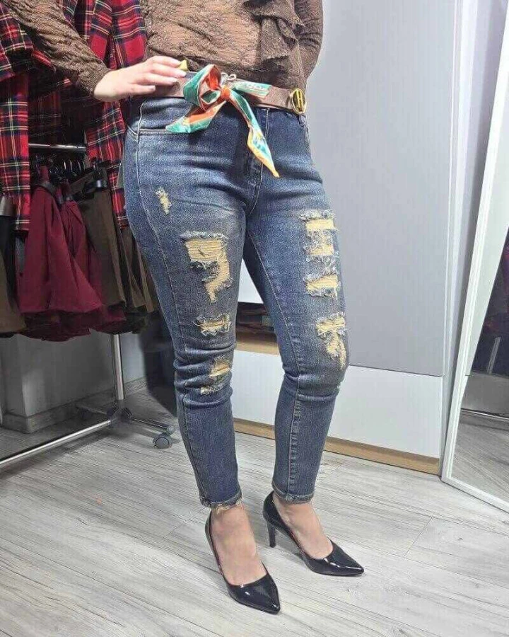 Jeansy damskie z przetarciami i paskiem