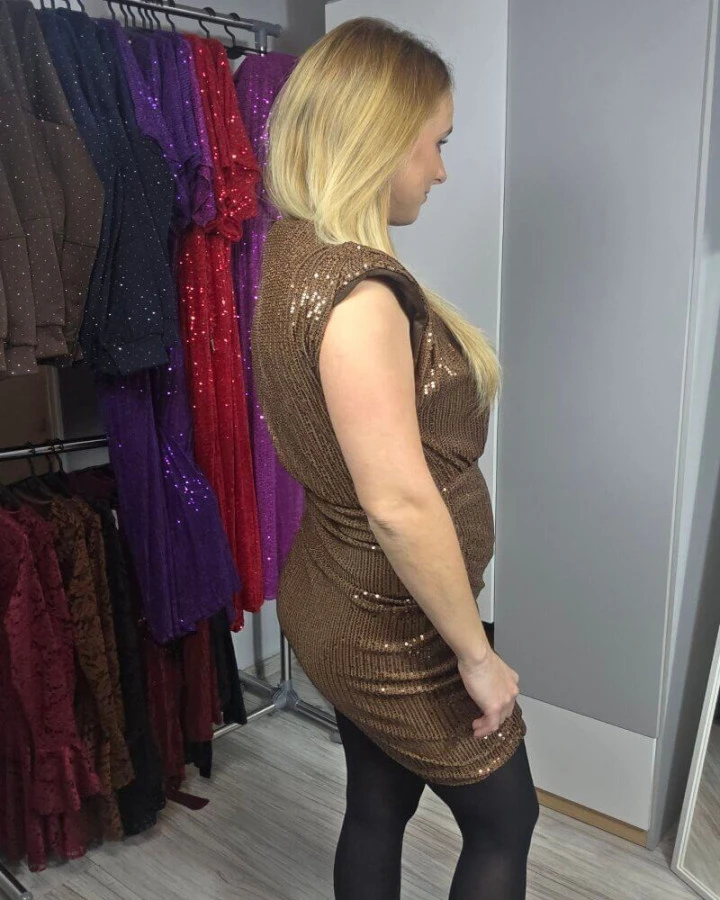 Cekinowa sukienka mini – elegancka sukienka na imprezę i wieczór