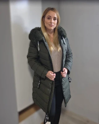 Zielona kurtka damska zimowa z futrem – modna i ciepła