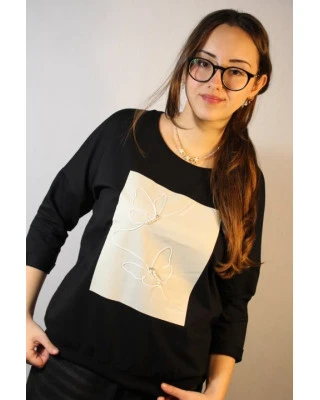 Czarna bawełniana bluzka damska z motylami i perełkami – modna i wygodna