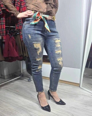 Jeansy damskie z przetarciami i paskiem