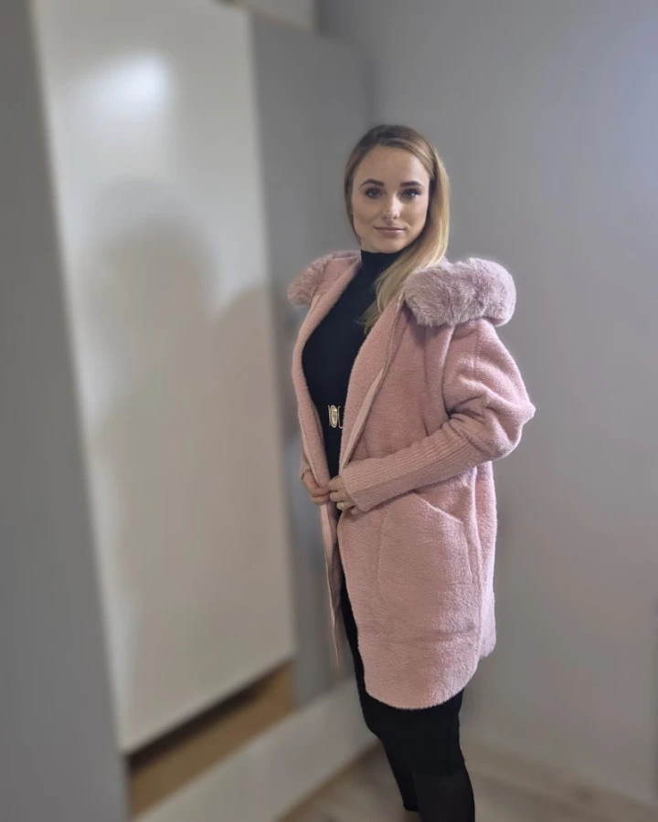 Różowy płaszcz alpaka z kapturem i futerkiem – modny płaszcz damski na jesień i zimę