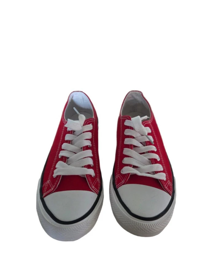 Białe trampki - klasyczne lekkie buty na co dzień