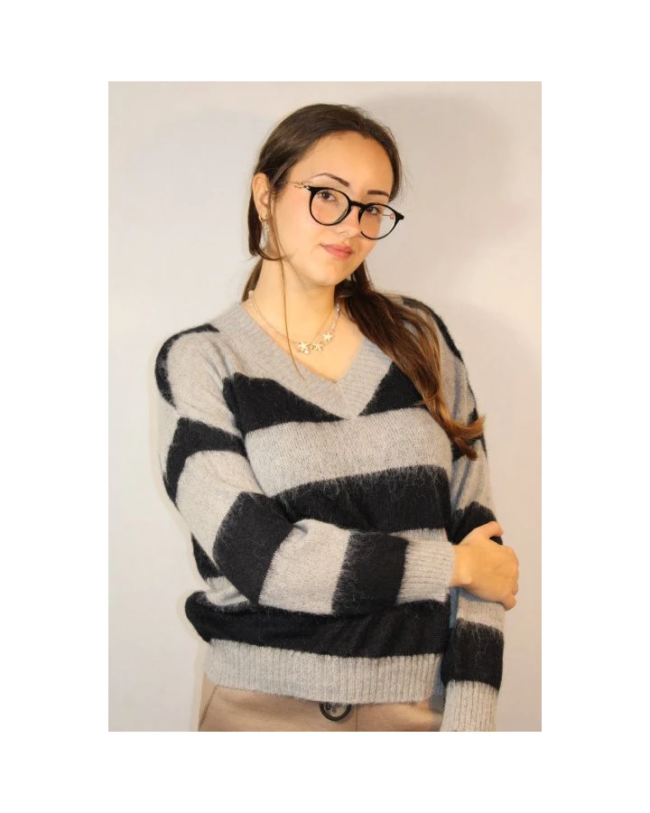 Stylowy damski sweter w paski