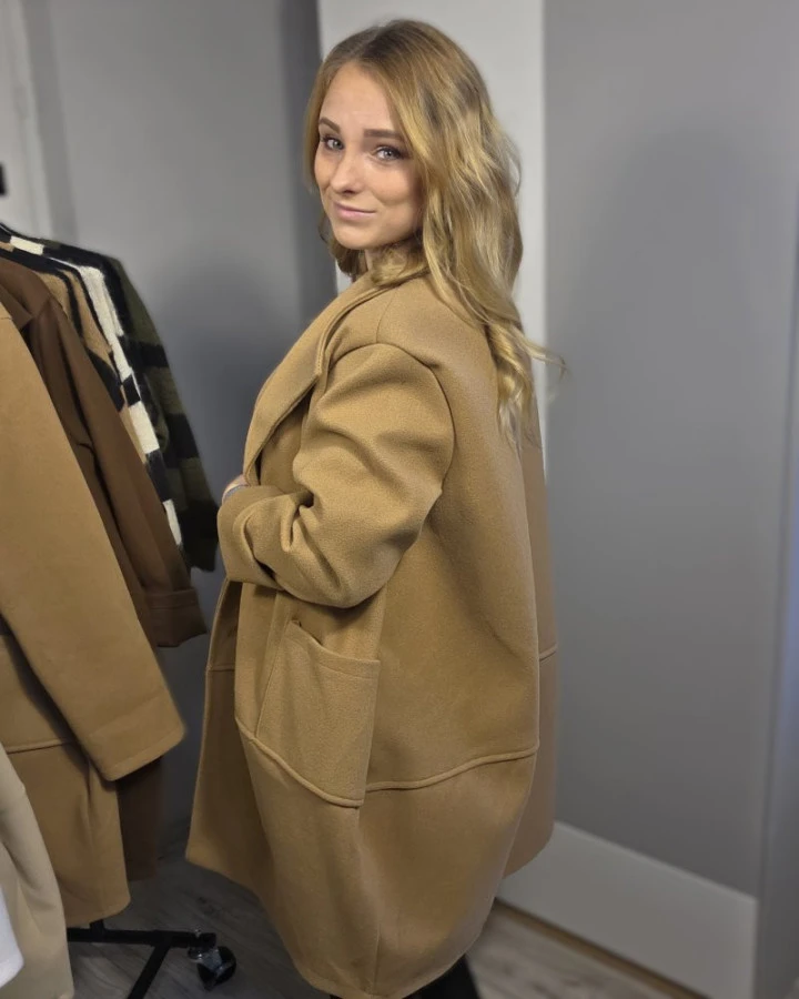 Lekki płaszcz damski oversize z kieszeniami – modny płaszcz na jesień | IdeaFashion