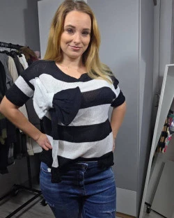 Sweter w paski z dużą kokardą