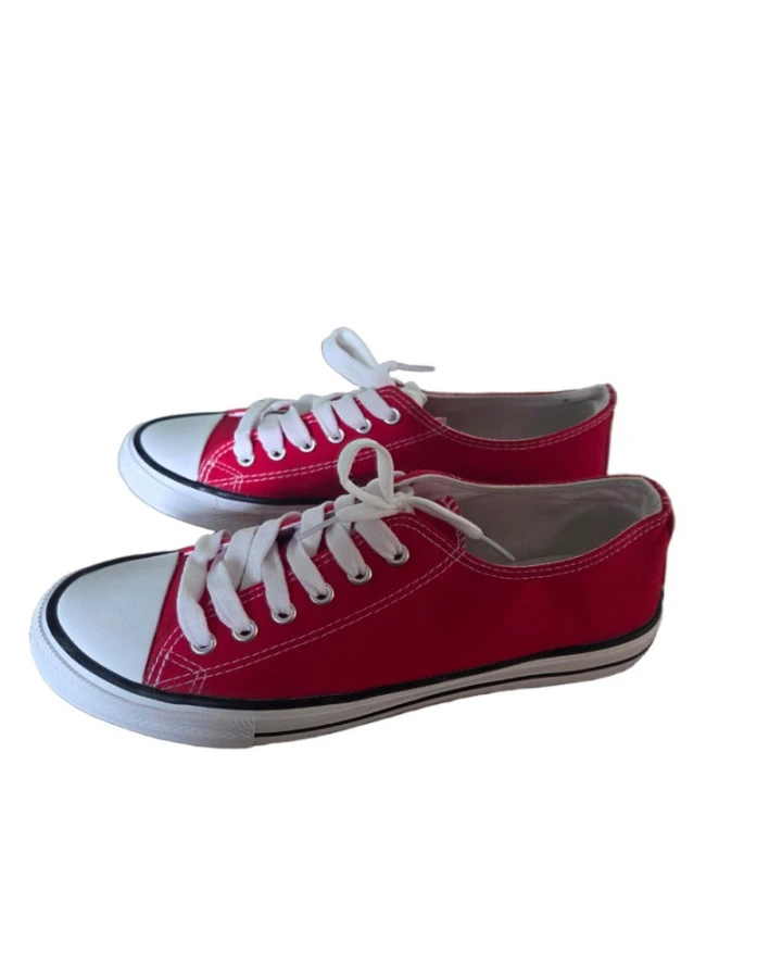 Białe trampki - klasyczne lekkie buty na co dzień