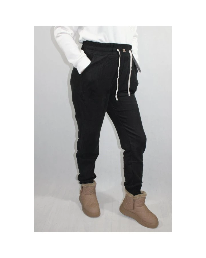 Spodnie dresowe bawełniane z naszywką – wygoda i styl na co dzień