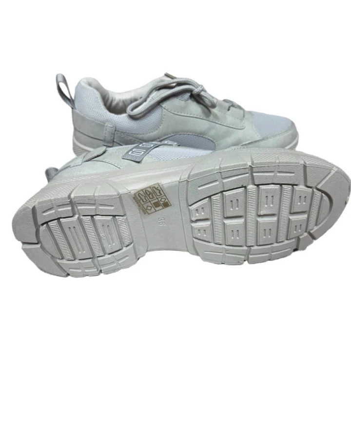 Szare damskie sneakersy - uniwersalne i wygodne na co dzień