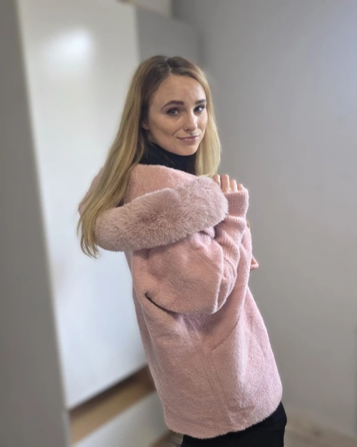 Różowy płaszcz alpaka z kapturem i futerkiem – modny płaszcz damski na jesień i zimę
