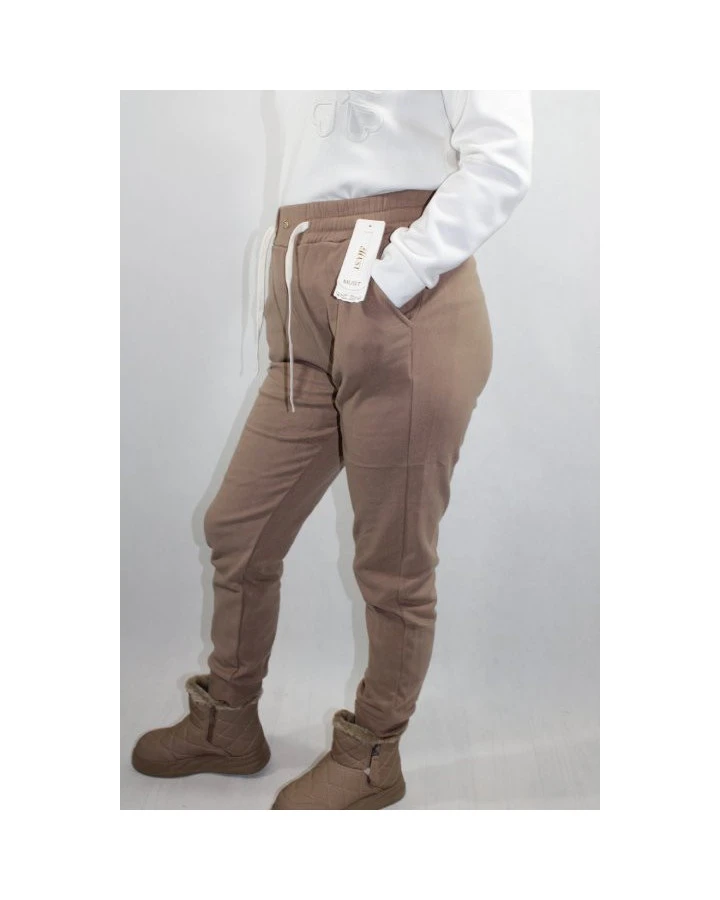 Spodnie dresowe bawełniane z naszywką – wygoda i styl na co dzień