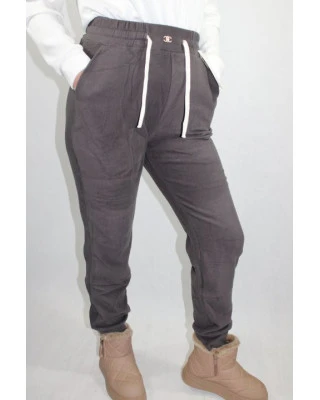 Spodnie dresowe bawełniane z naszywką – wygoda i styl na co dzień