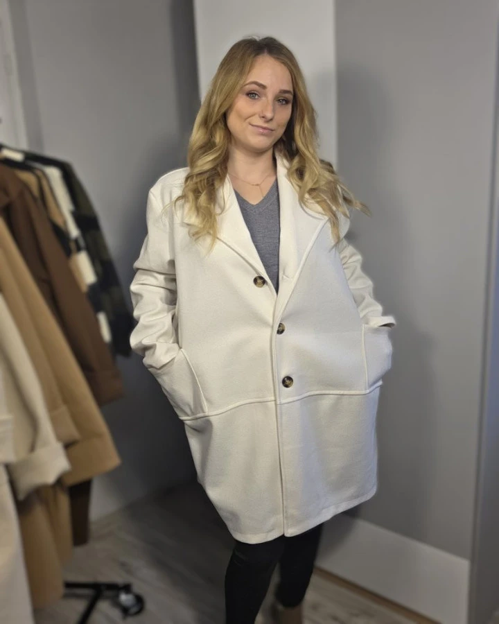 Lekki płaszcz damski oversize z kieszeniami – modny płaszcz na jesień | IdeaFashion