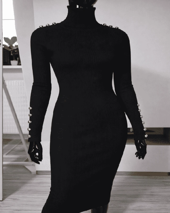 Prążkowana sukienka z golfem i guzikami