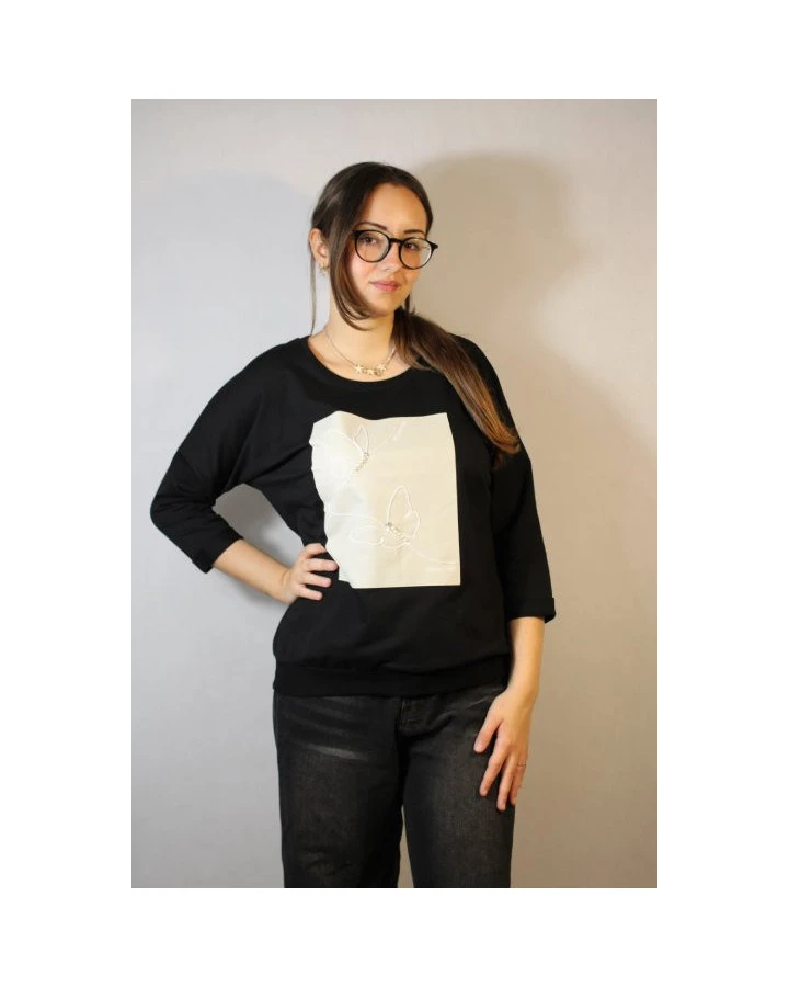 Czarna bawełniana bluzka damska z motylami i perełkami – modna i wygodna