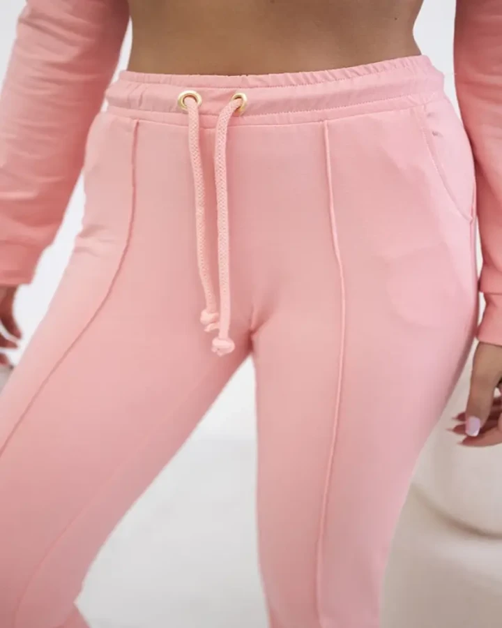 Komplet dresowy damski morelowy – styl i wygoda na co dzień